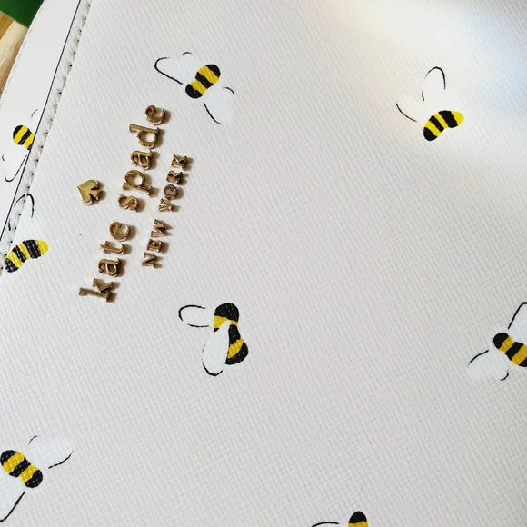 🆕 Kate spade bee crossbody camera white yellow bees throughout the bag novelty